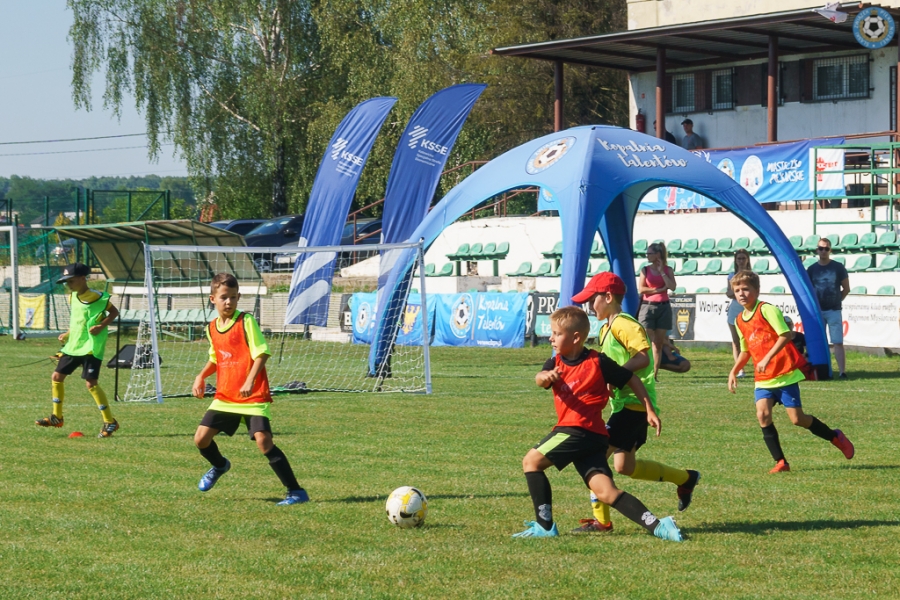 Uśmiechnięte dzieci wychodziły ze stadionu Górnika Wesoła